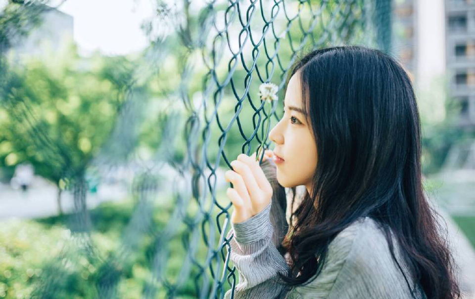 因为不配，忽然自卑，说声失陪。